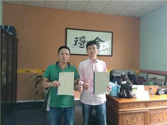 油漆涂料經(jīng)銷(xiāo)商何總（左）與數(shù)碼彩漆銷(xiāo)售總監(jiān)蔣方海合影
