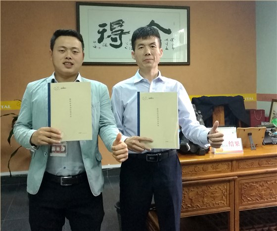 油漆涂料經(jīng)銷(xiāo)商陳總（左）與數(shù)碼彩漆銷(xiāo)售總監(jiān)蔣方海合影