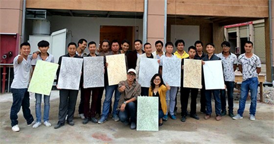 數(shù)碼彩安順總代理張福瓊女士在安順開展涂裝工藝培訓，與油工師傅合影留念