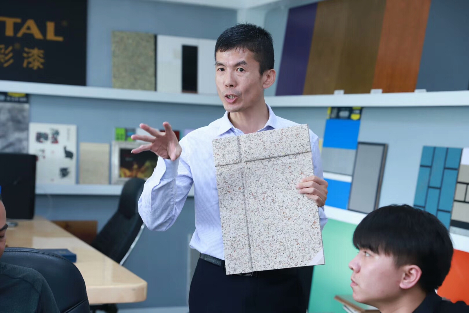 歡迎廣東涂協(xié)、經(jīng)銷商分會經(jīng)銷商代表蒞臨數(shù)碼彩指導(dǎo)